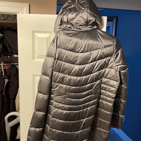 North face approaching the knee coat. Super warm - Picture 4 of 4